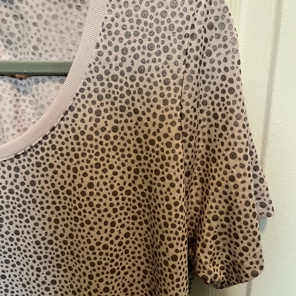 NIKE NWOT AUTHENTIC BLUSH PINK WITH GRAY DOTS & SCOOP NECK SHORT SLEEVES TEE - Picture 13 of 17